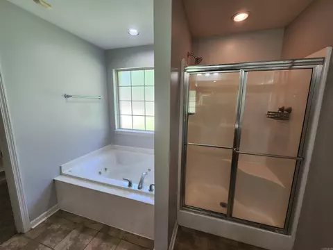Bath - 2501 Durango Dr, Benton, AR 72019 photo 3 of 5