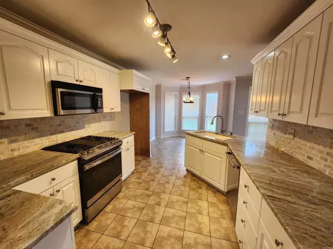 Kitchen - 2501 Durango Dr, Benton, AR 72019 photo 3 of 4