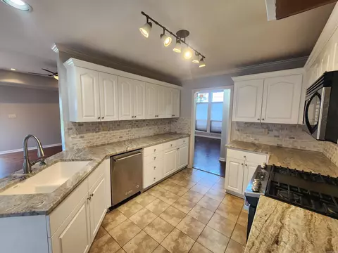 Kitchen - 2501 Durango Dr, Benton, AR 72019 photo 2 of 4
