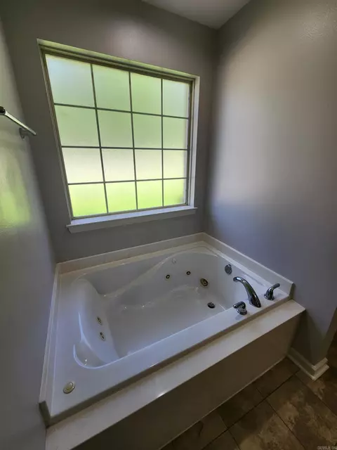 Bath - 2501 Durango Dr, Benton, AR 72019 photo 4 of 5