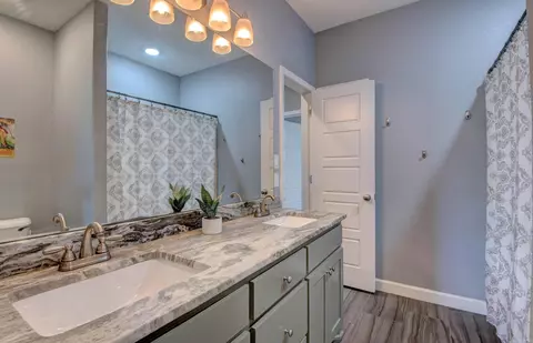 Bath - 2917 Gillis Dr, Benton, AR 72015 photo 1 of 4