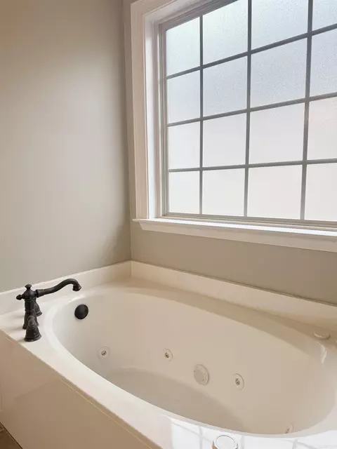 Bath - 3035 Robert Ott Cir, Conway, AR 72034 photo 2 of 5