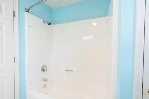 Bath - 207 Crain Dr, Searcy, AR 72143 photo 6 of 8