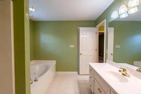 Bath - 207 Crain Dr, Searcy, AR 72143 photo 3 of 8