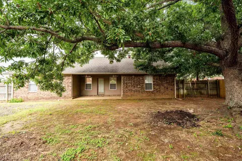 Exterior - 207 Crain Dr, Searcy, AR 72143 photo 3 of 8