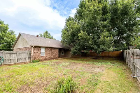 Exterior - 207 Crain Dr, Searcy, AR 72143 photo 5 of 8