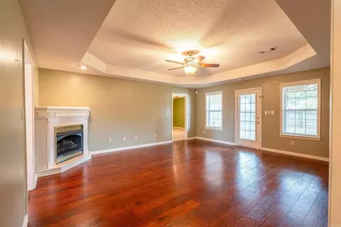 Living - 207 Crain Dr, Searcy, AR 72143 photo 1 of 4