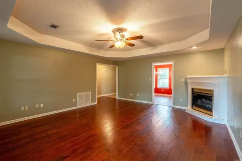 Living - 207 Crain Dr, Searcy, AR 72143 photo 4 of 4