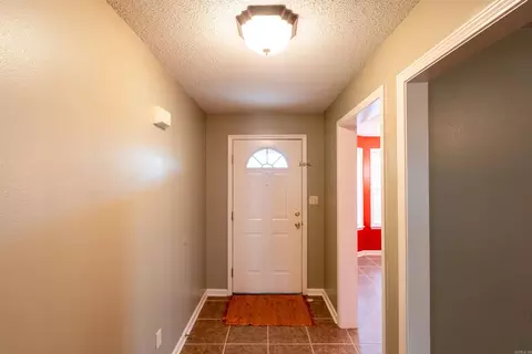 Entry Way - 207 Crain Dr, Searcy, AR 72143 photo 2 of 3