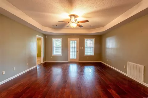 Living - 207 Crain Dr, Searcy, AR 72143 photo 3 of 4