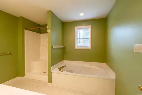 Bath - 207 Crain Dr, Searcy, AR 72143 photo 2 of 8