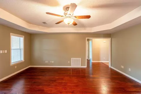 Living - 207 Crain Dr, Searcy, AR 72143 photo 2 of 4