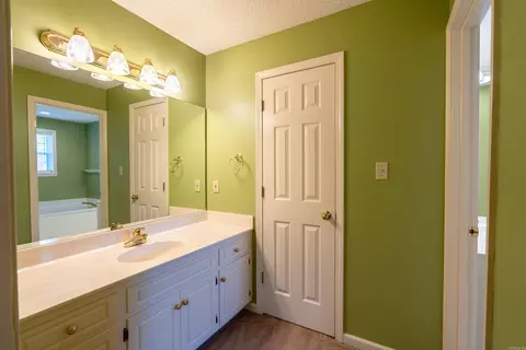 Bath - 207 Crain Dr, Searcy, AR 72143 photo 1 of 8