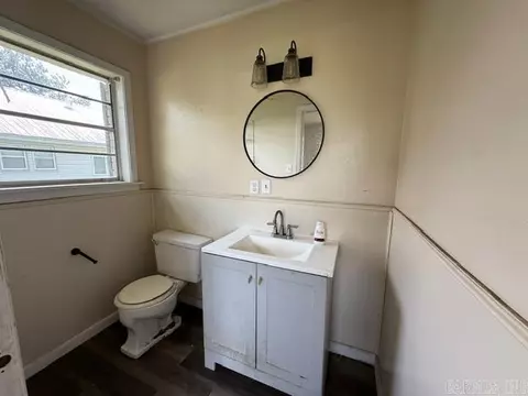 Bath - 504 Fullerton St, Warren, AR 71671 photo 2 of 2