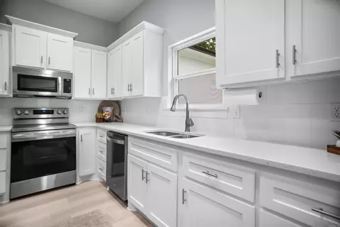 Kitchen - 169 Pickles Gap Rd, Conway, AR 72032 photo 2 of 2