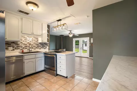 Kitchen - 13298 Dixie Ln, Trumann, AR 72472 photo 4 of 4
