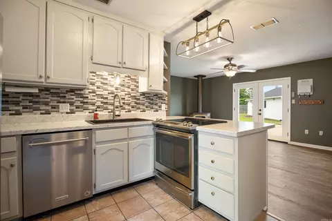 Kitchen - 13298 Dixie Ln, Trumann, AR 72472 photo 2 of 4