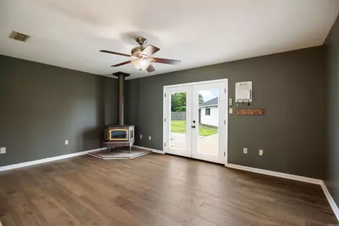 Living - 13298 Dixie Ln, Trumann, AR 72472 photo 2 of 3