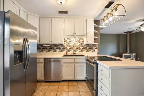 Kitchen - 13298 Dixie Ln, Trumann, AR 72472 photo 3 of 4