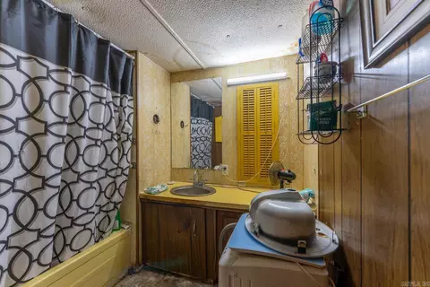 Bath - 425 Monroe St, Thayer, MO 65791 photo 1 of 1