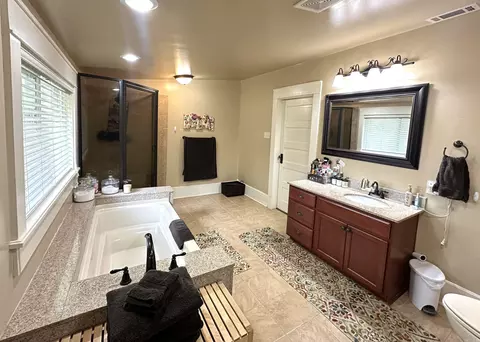 Bath - 312 W Pine St, Warren, AR 71671 photo 3 of 4