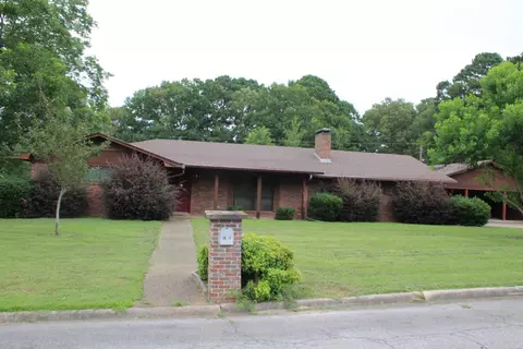 1407 Wildwood Dr, Nashville, AR 71852