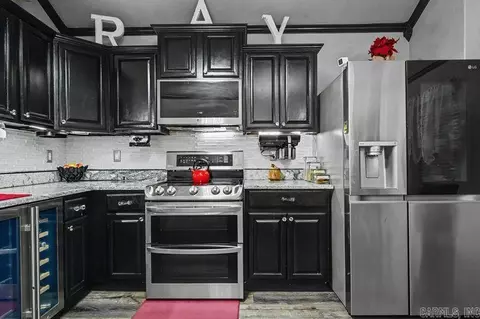 Kitchen - 1306 Crossing Loop, Bryant, AR 72022 photo 2 of 3