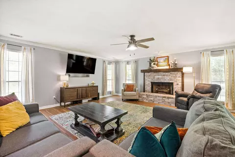 Living - 1015 Lyledale Rd, Benton, AR 72019 photo 3 of 4