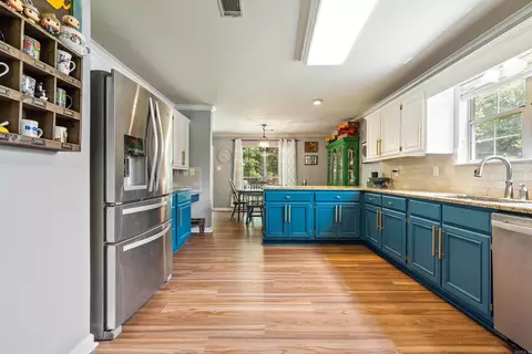 Kitchen - 1015 Lyledale Rd, Benton, AR 72019 photo 4 of 6