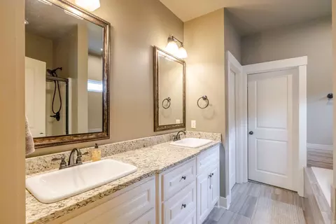 Bath - 3171 Haley Ct, Benton, AR 72019 photo 1 of 4