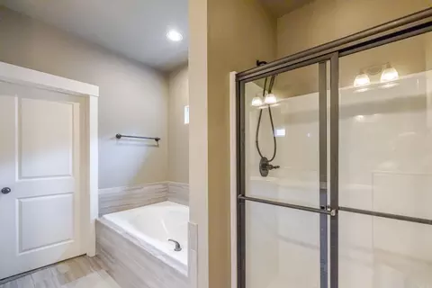 Bath - 3171 Haley Ct, Benton, AR 72019 photo 2 of 4