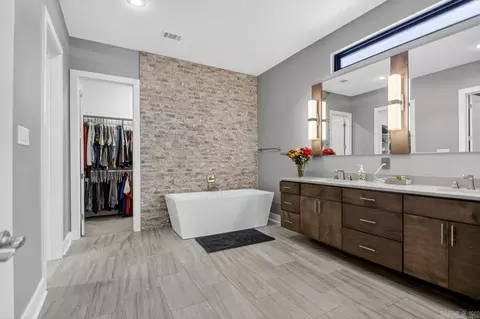 Bath - 6736 Hilo Ave, Benton, AR 72019 photo 2 of 7