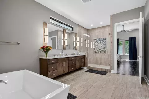 Bath - 6736 Hilo Ave, Benton, AR 72019 photo 3 of 7