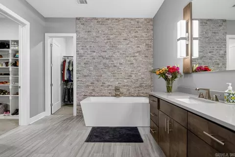 Bath - 6736 Hilo Ave, Benton, AR 72019 photo 5 of 7