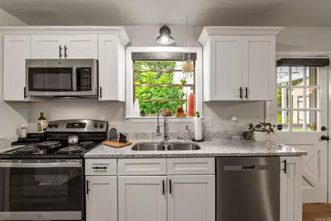 Kitchen - 11 Stagecoach Rd, Conway, AR 72034 photo 2 of 6