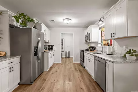 Kitchen - 11 Stagecoach Rd, Conway, AR 72034 photo 1 of 6
