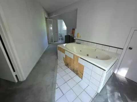 Bath - 2309 Gwin Ln, Benton, AR 72019 photo 4 of 5
