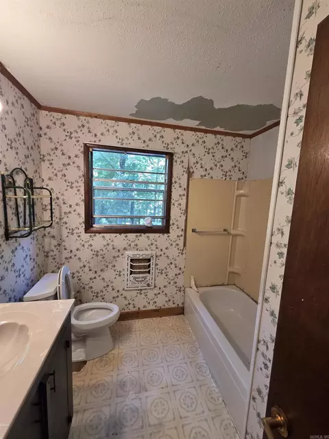 Bath - 2309 Gwin Ln, Benton, AR 72019 photo 3 of 5
