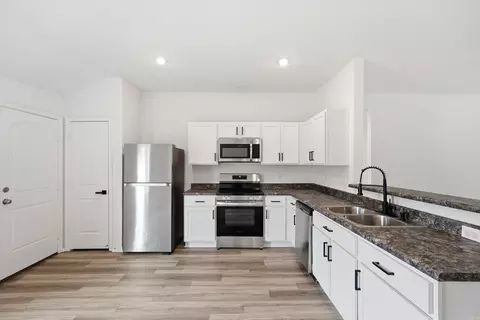 Kitchen - 1375 Meadows Dr, Benton, AR 72019 photo 4 of 4