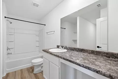 Bath - 1375 Meadows Dr, Benton, AR 72019 photo 2 of 3