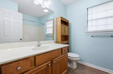 Bath - 1605 Jackson Dr, Conway, AR 72032 photo 3 of 4