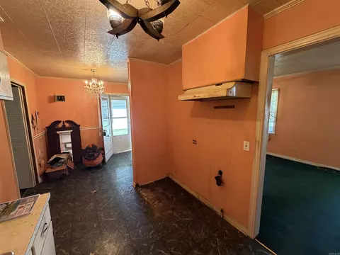 Entry Way - 675 E Jackson St, Piggott, AR 72454 photo 3 of 7