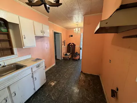 Entry Way - 675 E Jackson St, Piggott, AR 72454 photo 2 of 7