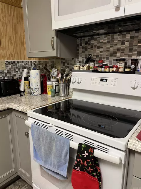 Kitchen - 224 Elm St, Mount Ida, AR 71957 photo 2 of 5