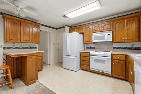 Kitchen - 115 Larkin St, Malvern, AR 72104 photo 2 of 3