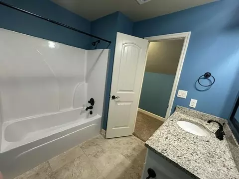 Bath - 9 Eagle Dr, Lonoke, AR 72086 photo 2 of 3