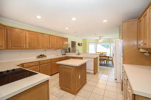 Kitchen - 827 Miller Loop, Benton, AR 72019 photo 4 of 6