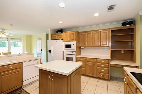 Kitchen - 827 Miller Loop, Benton, AR 72019 photo 5 of 6