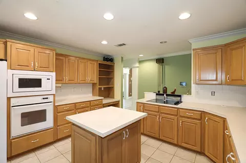 Kitchen - 827 Miller Loop, Benton, AR 72019 photo 6 of 6