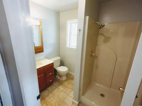 Bath - 903 Tower Lp, Mountain View, AR 72560 photo 1 of 2